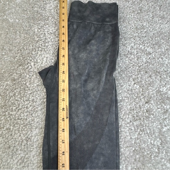 PINK Victoria’s Secret Seamless Leggings Acid Wash Gray Workout Yoga Large - Picture 9 of 9